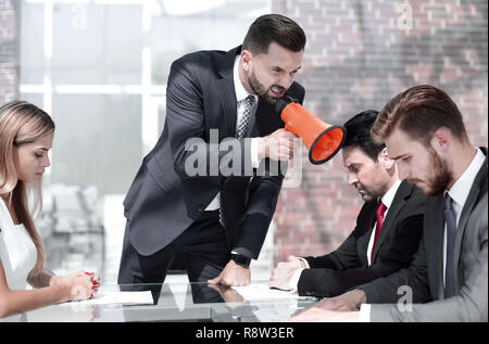 Unternehmer durch ein Megaphon während einer Sitzung schreien Stockfoto