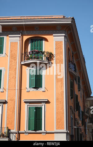 Orange Gebäude mit grünen Fensterläden aus Holz, Rom Italien Stockfoto