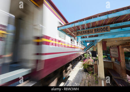 Bewegungs Unschärfen - Zug flitzt vorbei an alten Warten gazibo des Siam-Burma Eisenbahn über den Fluss Kwai in Kanchanaburi, Thailand. Die berüchtigten River Kwai Brid Stockfoto