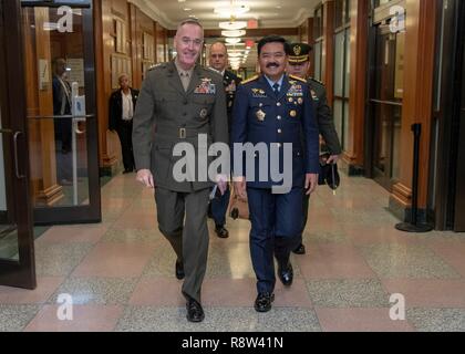 Vorsitzende des Generalstabs, General Joseph Dunford, Links, Spaziergänge mit indonesischen Air Chief Marshall Hadi Tjahjanto, Kommandant der indonesischen Streitkräfte, vor ihrer bilateralen Treffen am Pentagon Dezember 11, 2018 in Washington, DC. Stockfoto