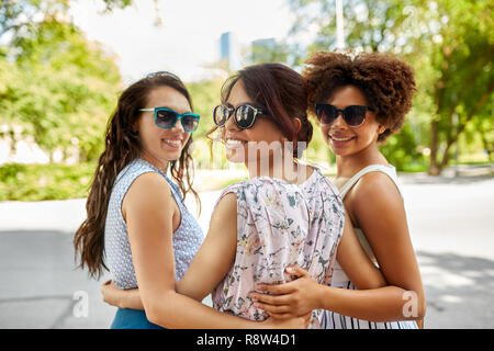 Glückliche junge Frauen in Sonnenbrille im Sommer Park Stockfoto