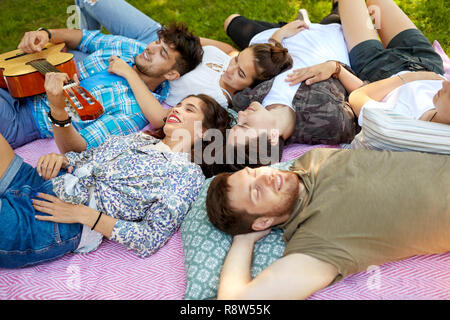 Freunde Gitarre spielen und Chillen im Park Stockfoto