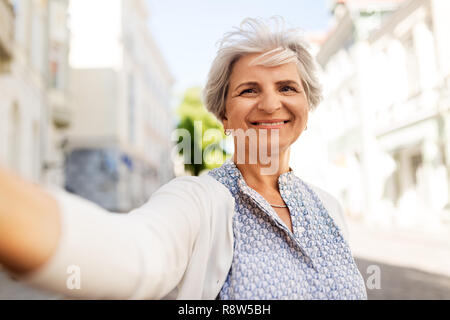Gerne ältere Frau unter selfie auf Stadt. Stockfoto