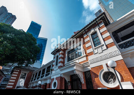 Central, Hong Kong - 30 Sep 2018: Leute, die Tai Kwun, die ehemaligen Zentralen Polizeistation Compound, aus drei erklärt Denkmäler, umfasst Stockfoto