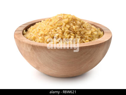 Hölzerne Schüssel voller Bulgur isoliert auf weißem Stockfoto