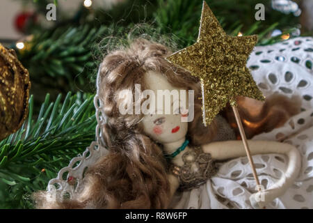 Klassische Tobias und der Engel traditionelle weihnachtliche Märchen, Haus aus alten Stoffen und Materialien, schmücken einen Weihnachtsbaum Stockfoto