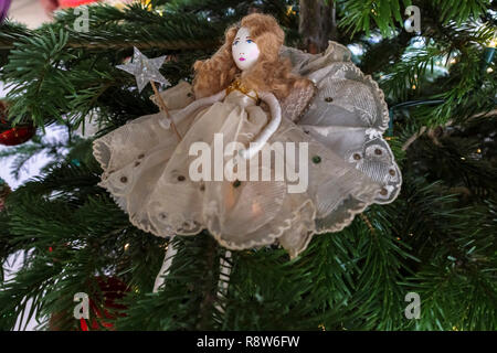 Klassische Tobias und der Engel traditionelle weihnachtliche Märchen, Haus aus alten Stoffen und Materialien, schmücken einen Weihnachtsbaum Stockfoto