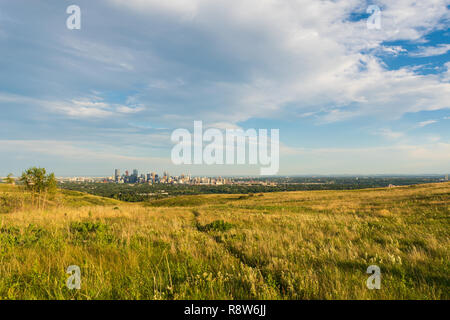 Calgary Skyline von Nose Hill Park Stockfoto