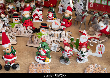 Weihnachten Dekorationen auf einen Stall in einem viktorianischen Weihnachtsmarkt. Stratford-upon-Avon, Warwickshire, England Stockfoto