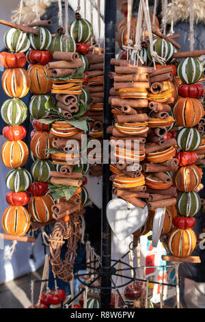 Hingen Weihnachtsdekorationen in einem Stall in einem viktorianischen Weihnachtsmarkt. Stratford-upon-Avon, Warwickshire, England Stockfoto