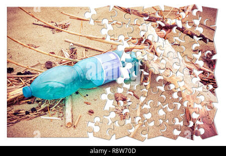 Leer grün Kunststoff Flasche am Strand verlassen - Konzept Bild im Puzzle Form Stockfoto