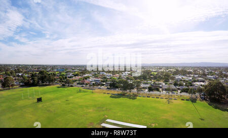 Drone Luftbild des australischen öffentlichen Park und Sport ovale Feld, Henley Beach berücksichtigt. Stockfoto