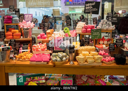 Bunte Seife wird an der üppigen Speicher am Walt Whitman Mall im Süden HUntigton, ganz schöne Strecke, Island, New York Stockfoto