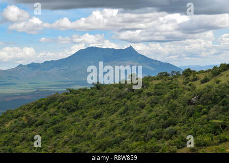 Mount Longido in Tansania von der Spitze des Mount Ol Stefan Orok in Namanga Stadt, Kenia Stockfoto