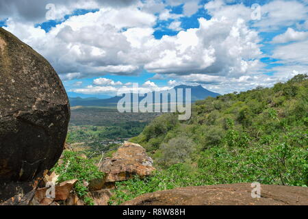 Mount Longido in Tansania von der Spitze des Mount Ol Stefan Orok in Namanga Stadt, Kenia Stockfoto