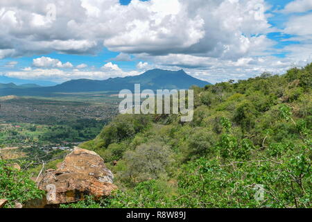 Mount Longido in Tansania von der Spitze des Mount Ol Stefan Orok in Namanga Stadt, Kenia Stockfoto