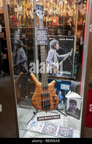 Eine unterzeichnete Jack Bruce's Warwick Bass Gitarre auf Anzeige an Sam ash Music Store auf der West 34th Street in Manhattan, New York City. Stockfoto