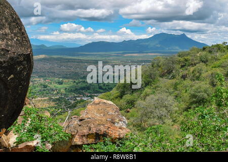 Mount Longido in Tansania von der Spitze des Mount Ol Stefan Orok in Namanga Stadt, Kenia Stockfoto