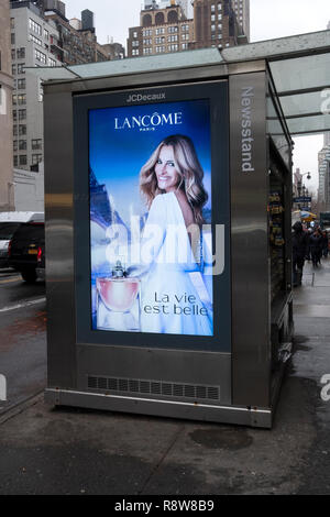 Eine Anzeige auf der Seite der ein Zeitungskiosk mit Julia Roberts Lancome Parfüm zu fördern. Stockfoto