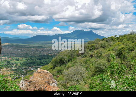 Mount Longido in Tansania von der Spitze des Mount Ol Stefan Orok in Namanga Stadt, Kenia Stockfoto