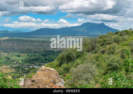 Mount Longido in Tansania von der Spitze des Mount Ol Stefan Orok in Namanga Stadt, Kenia Stockfoto