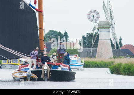 Wherry, traditionellen Segelboot auf Norfolk Broads, Fluss Thurne, vor thurne Deich Entwässerung Mühle. Juni. Stockfoto