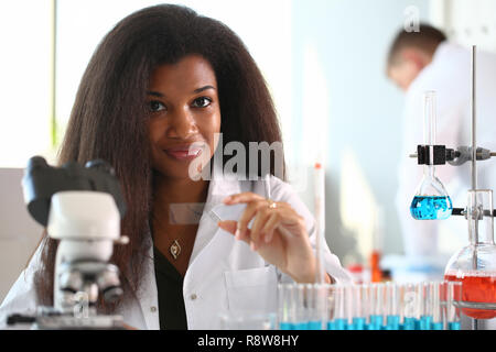 Eine männliche Chemiker hält Reagenzglas aus Glas Stockfoto