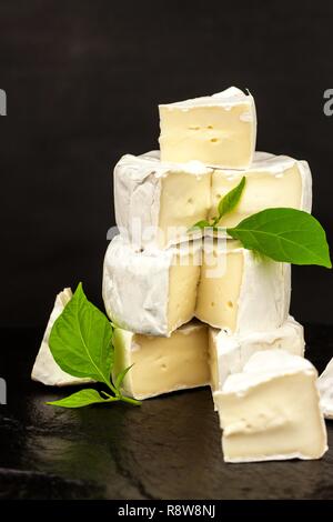 Scheiben Käse Camembert auf einer Schiefertafel. Gesunde Käse. Milchprodukte. Käse mit edlen Schimmel. Stockfoto