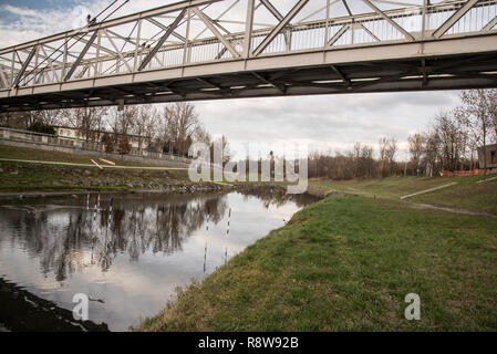 Hradni lavka Brücke oberhalb der Stadt Ostrava in der Tschechischen Republik während schöner Herbsttag mit blauen Himmel und Wolken Stockfoto