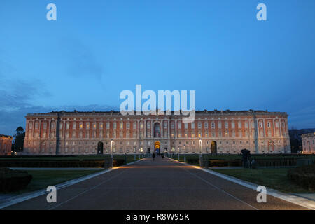 Blick auf den Königspalast von Caserta (Reggia di Caserta) vorderen Haupteingang in der Nacht, Italienische Kunst Stockfoto