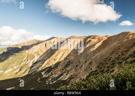 Alpenhauptkamms Nizke Tatry Berge mit Derese und Chopok Berggipfel von Wanderweg Balg sedlo Polany Mountain Pass in der Slowakei bei schönem Stockfoto