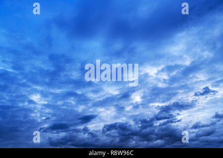 Dramatische winter Himmel mit Wolken wie die saisonale Wetter Hintergrund Stockfoto