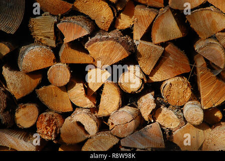 Holz- natürliche cut Protokolle strukturierten Hintergrund, Ansicht von oben, flach Stockfoto