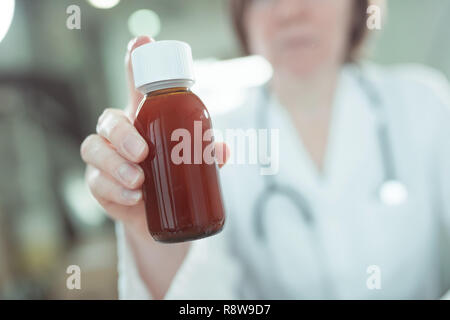 Kinderarzt empfiehlt paracetamol Sirup für die medizinische Behandlung von baby Patienten in der Pädiatrie medical Office, selektiver Fokus Stockfoto