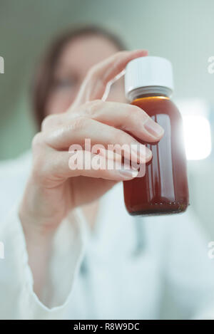 Kinderarzt empfiehlt paracetamol Sirup für die medizinische Behandlung von baby Patienten in der Pädiatrie medical Office, selektiver Fokus Stockfoto