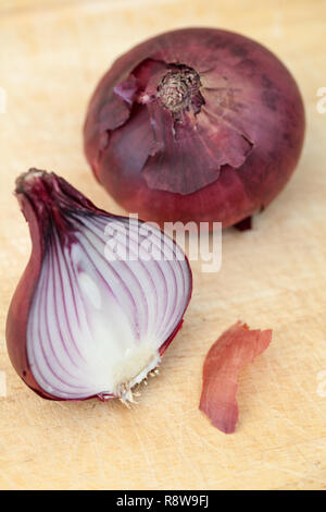 Rote Zwiebel halbe auf einer hölzernen Schneidebrett Stockfoto