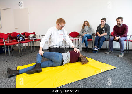 Erste Hilfe Kurs, Erste Hilfe Ausbildung, Notfälle, Praxis, Training, stabile Seitenlage, Stockfoto