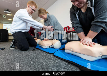 Erste Hilfe Kurs, Schulung in erster Hilfe in Notfällen, Notfälle, Praxis, Training, Reanimation, Herz-Lungen-Wiederbelebung, übung Puppe, Stockfoto
