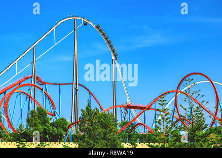 Salou, Katalonien/Spanien - 24. April 2018: Freizeitpark Port Aventura. Eine der größten unterhaltsam Park in Europa. Stockfoto