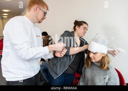 Erste Hilfe Kurs, Schulung in erster Hilfe in Notfällen, Notfälle, Praxis, Training, dressing Dressings in Wunden, Stockfoto