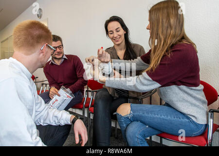 Erste Hilfe Kurs, Schulung in erster Hilfe in Notfällen, Notfälle, Praxis, Training, dressing Dressings in Wunden, Stockfoto