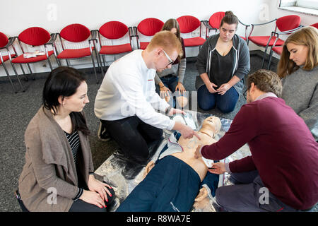 Erste Hilfe Kurs, Erste Hilfe Ausbildung, Notfälle, Praxis, Training, Reanimation, Herzstillstand, mit AED, automatisierte externe Defibrillation, Stockfoto