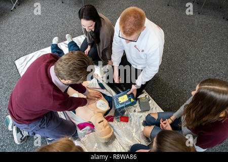 Erste Hilfe Kurs, Erste Hilfe Ausbildung, Notfälle, Praxis, Training, Reanimation, Herzstillstand, mit AED, automatisierte externe Defibrillation, Stockfoto