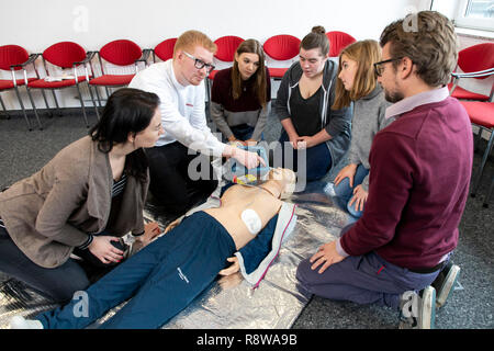 Erste Hilfe Kurs, Erste Hilfe Ausbildung, Notfälle, Praxis, Training, Reanimation, Herzstillstand, mit AED, automatisierte externe Defibrillation, Stockfoto