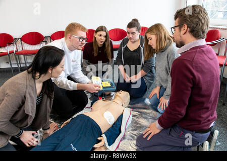 Erste Hilfe Kurs, Erste Hilfe Ausbildung, Notfälle, Praxis, Training, Reanimation, Herzstillstand, mit AED, automatisierte externe Defibrillation, Stockfoto