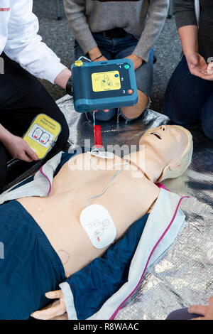 Erste Hilfe Kurs, Erste Hilfe Ausbildung, Notfälle, Praxis, Training, Reanimation, Herzstillstand, mit AED, automatisierte externe Defibrillation, Stockfoto