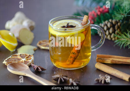 Gelbe Zitrone Ingwer Tee mit allen Zutaten in dunklen Gothic Farben. Stockfoto