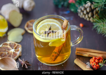 Gelbe Zitrone Ingwer Tee mit allen Zutaten in dunklen Gothic Farben. Stockfoto