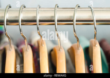 Nahaufnahme einer Menge Kleiderbügel Stockfoto