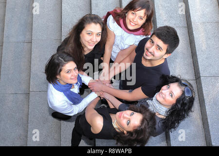 Happy Gruppe von Studenten auf der Treppe Stockfoto